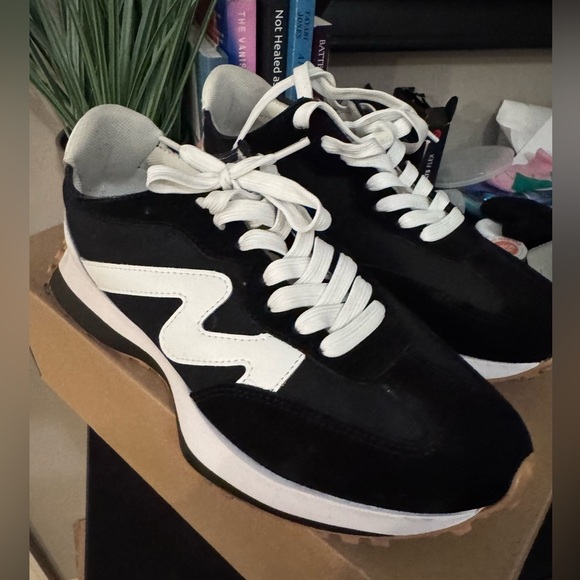 Steve Madden Women’s Campo Blk/Wht Lace-up Sneakers- Gently Used- Size 9.5M - Picture 4 of 15